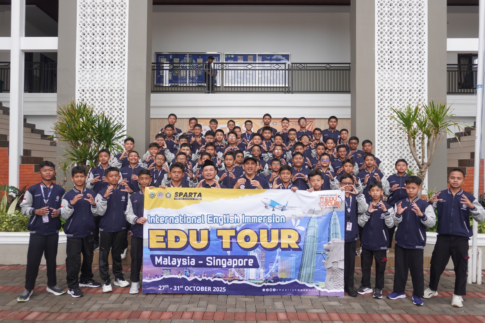 SMP Ar Rohmah Putra Lepas 73 Peserta Edu Tour ke Malaysia–Singapura